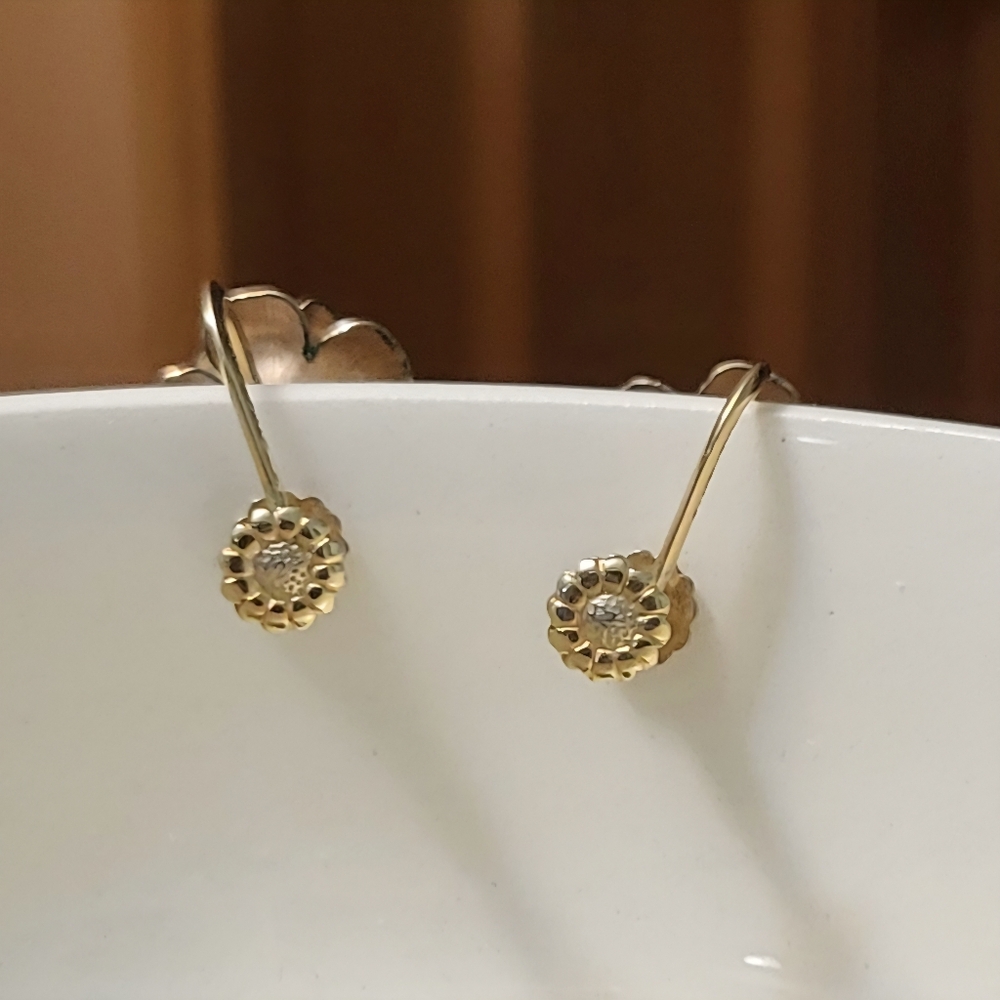 Krementz Vintage Rose Screwback Earrings - Picture 3 of 4